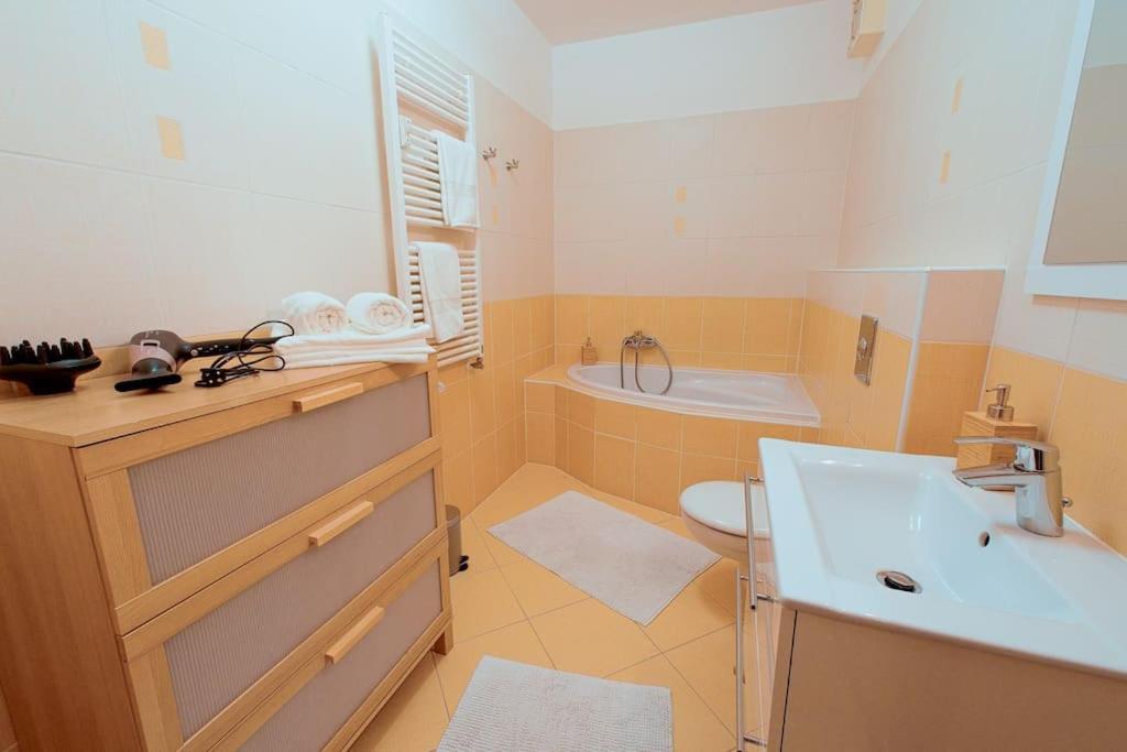 Apartman U Metra, 4 Hoste, Parking Free, Blizko O2 Arena Прага Екстериор снимка